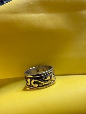 Sz 5 Silver Tone Scroll Band Ring